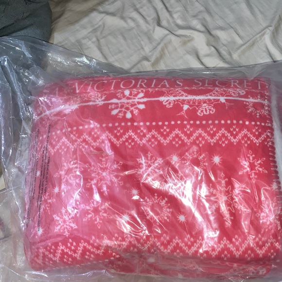 NWT Victoria Secret auth. Plus Fleece Blanket Fair Isle Red sealed in plastic - Picture 7 of 7